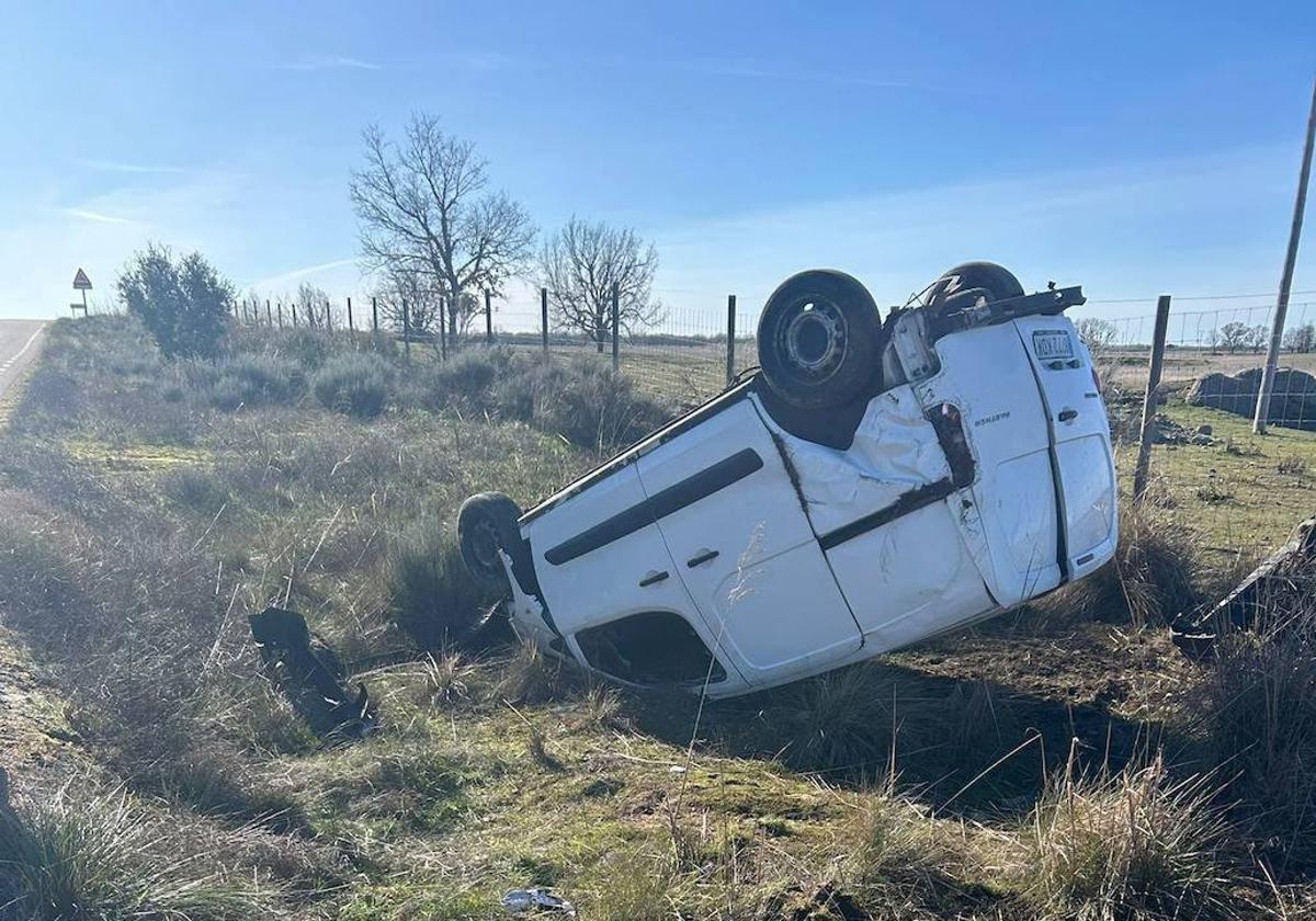 Imagen de la furgoneta que ha volcado en la mañana de este domingo, 12 de enero, en la CL-517.