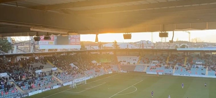 Imagen del Fondo Sur del Helmántico en el descanso del Salamanca UDS-UM Escobedo.