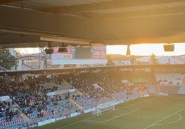 Imagen del Fondo Sur del Helmántico en el descanso del Salamanca UDS-UM Escobedo.