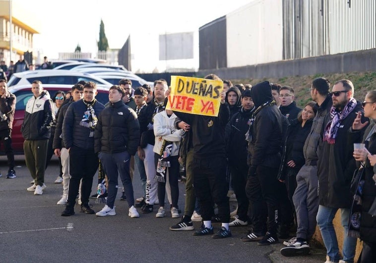 Imagen de la protesta organizada contra Dueñas en los aledaños del Helmántico, organizada en la tarde de este domingo, 12 de enero.