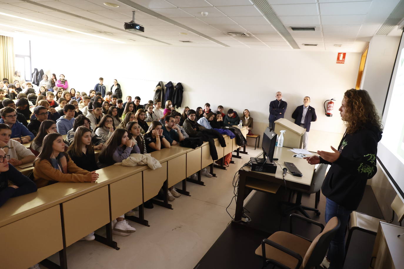 Alumnos de Secundaria participan en unas jornadas sobre salidas profesionales.