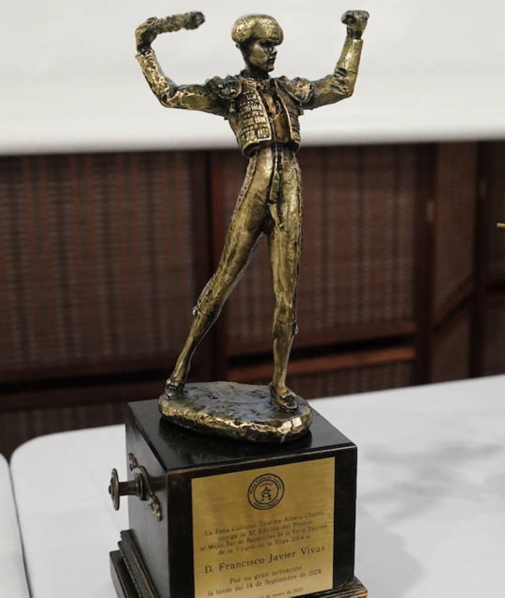 Imagen secundaria 2 - Curro Vivas recogió de manos de Rafael Martín la undécima edición del galardón al mejor par de banderillas de la Feria de Salamanca; y Manuel Núñez Elvira, ganadero de Vellosino, el trofeo al toro mejor presentado que le entregó Cesáreo Navarro. El premio al mejor banderillero es el más antiguo de los ocho que ya entrega en su gala Albero Charro. 