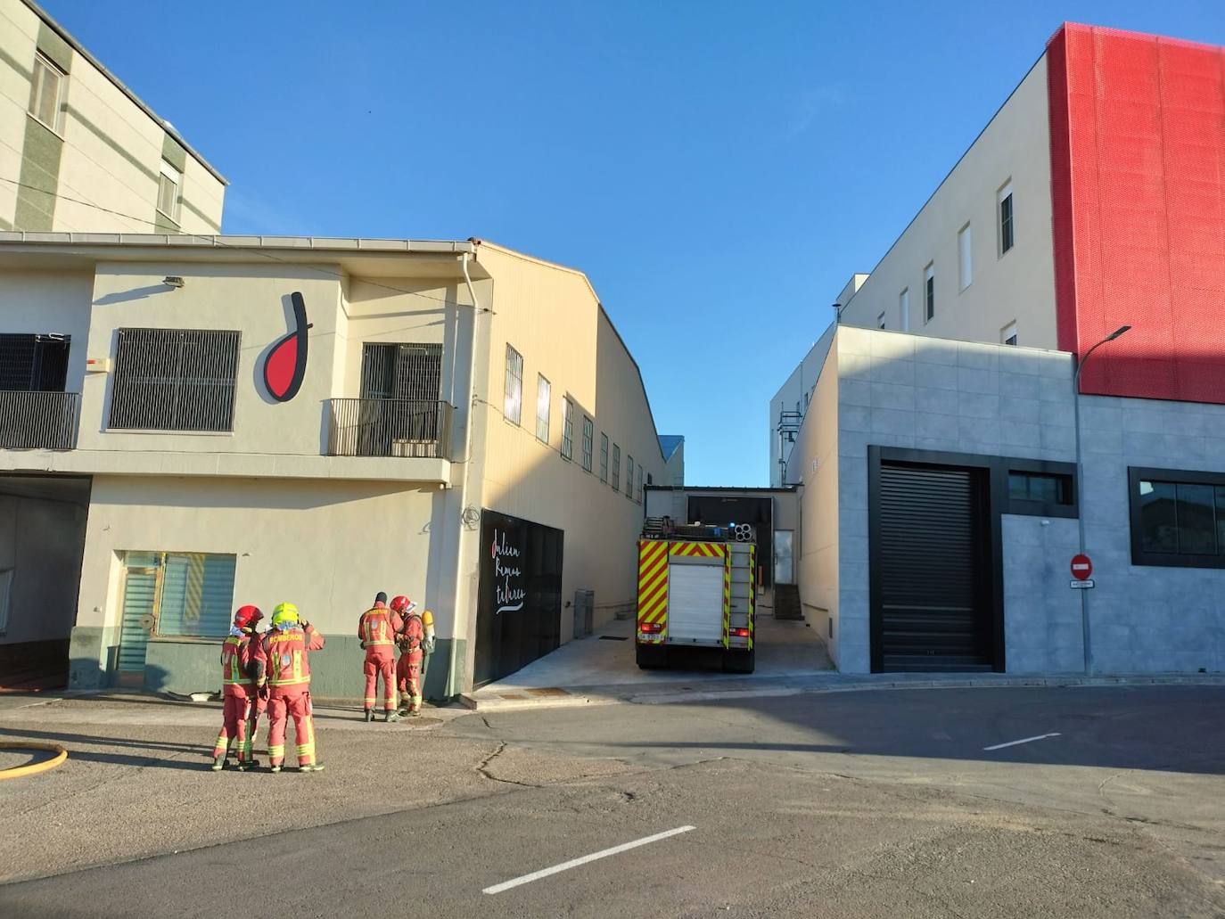 Así ha sido el incendio en una conocida empresa jamonera de Guijuelo