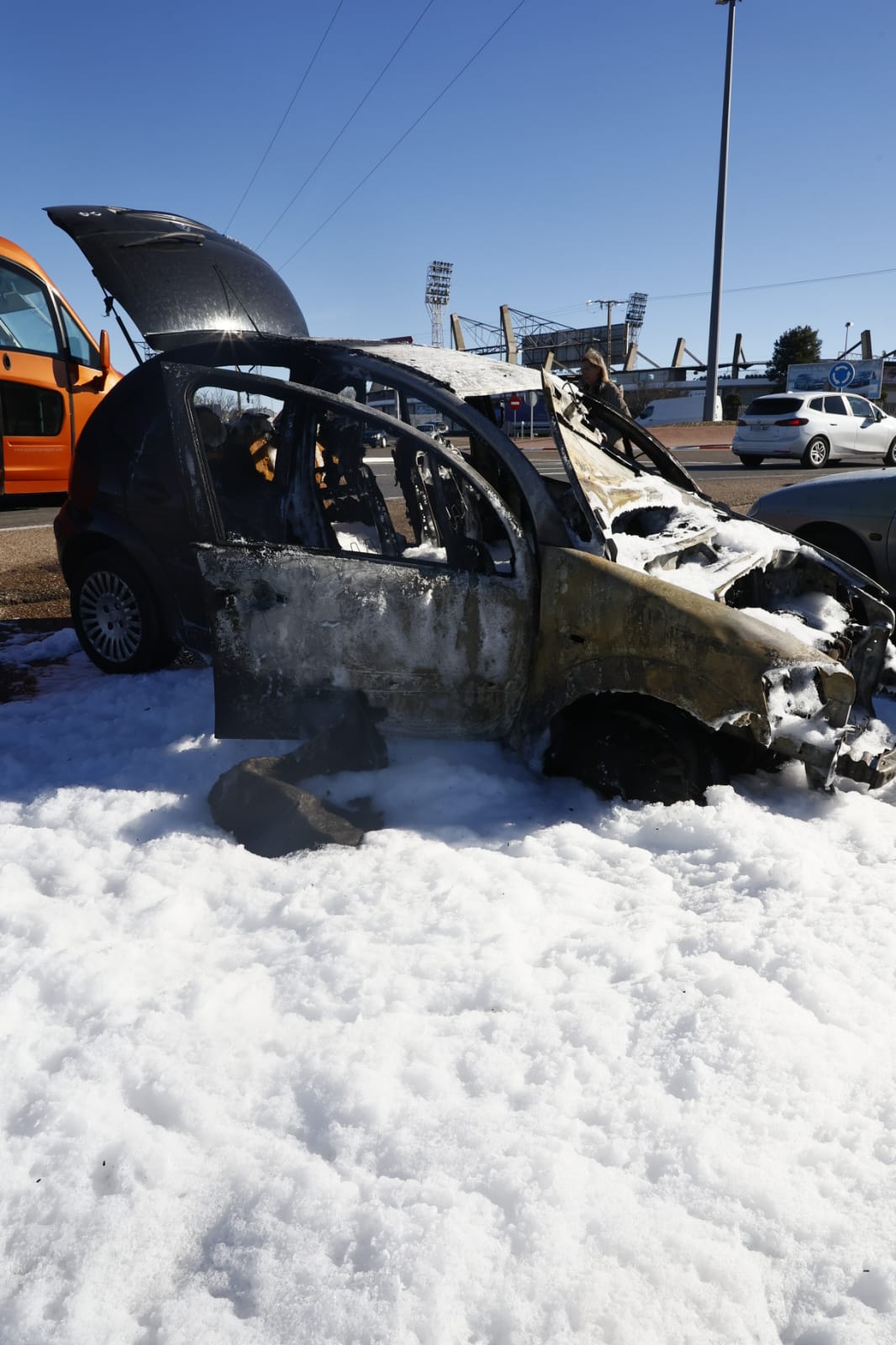 Así ha quedado el coche incendiado en la rotonda del Helmántico