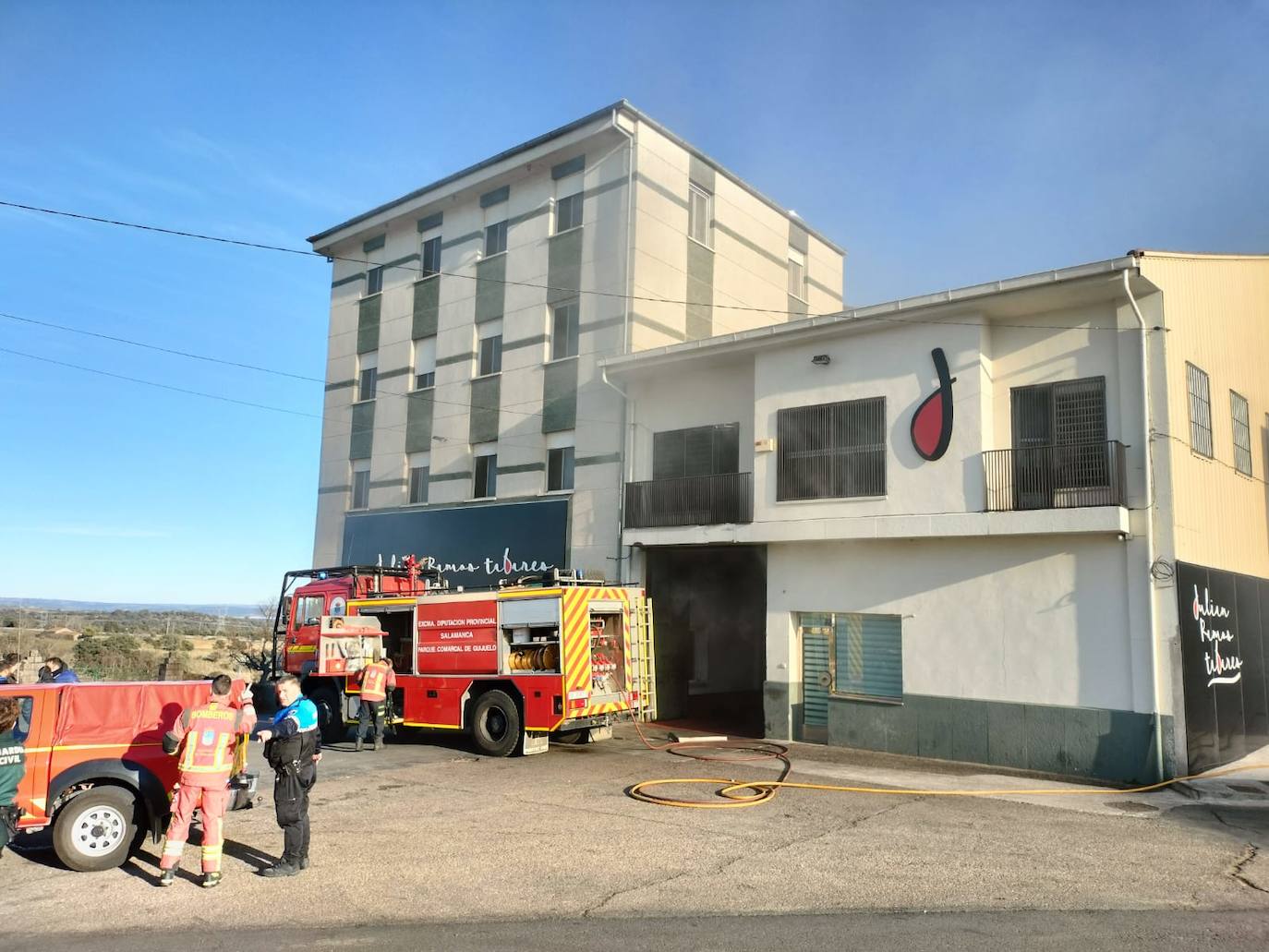 Así ha sido el incendio en una conocida empresa jamonera de Guijuelo