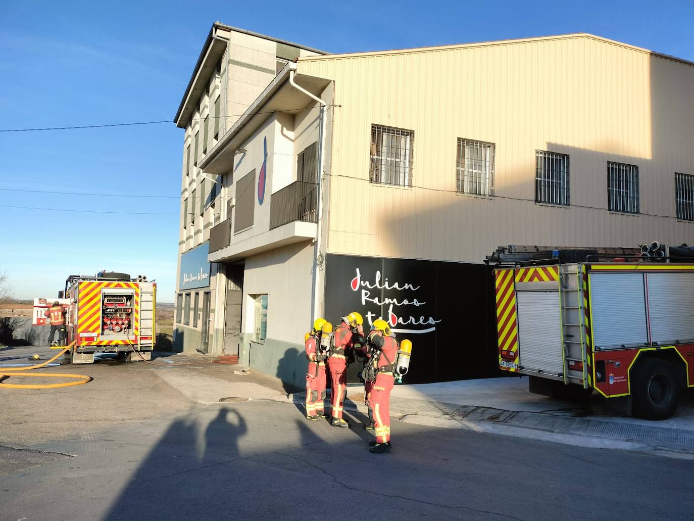 Así ha sido el incendio en una conocida empresa jamonera de Guijuelo