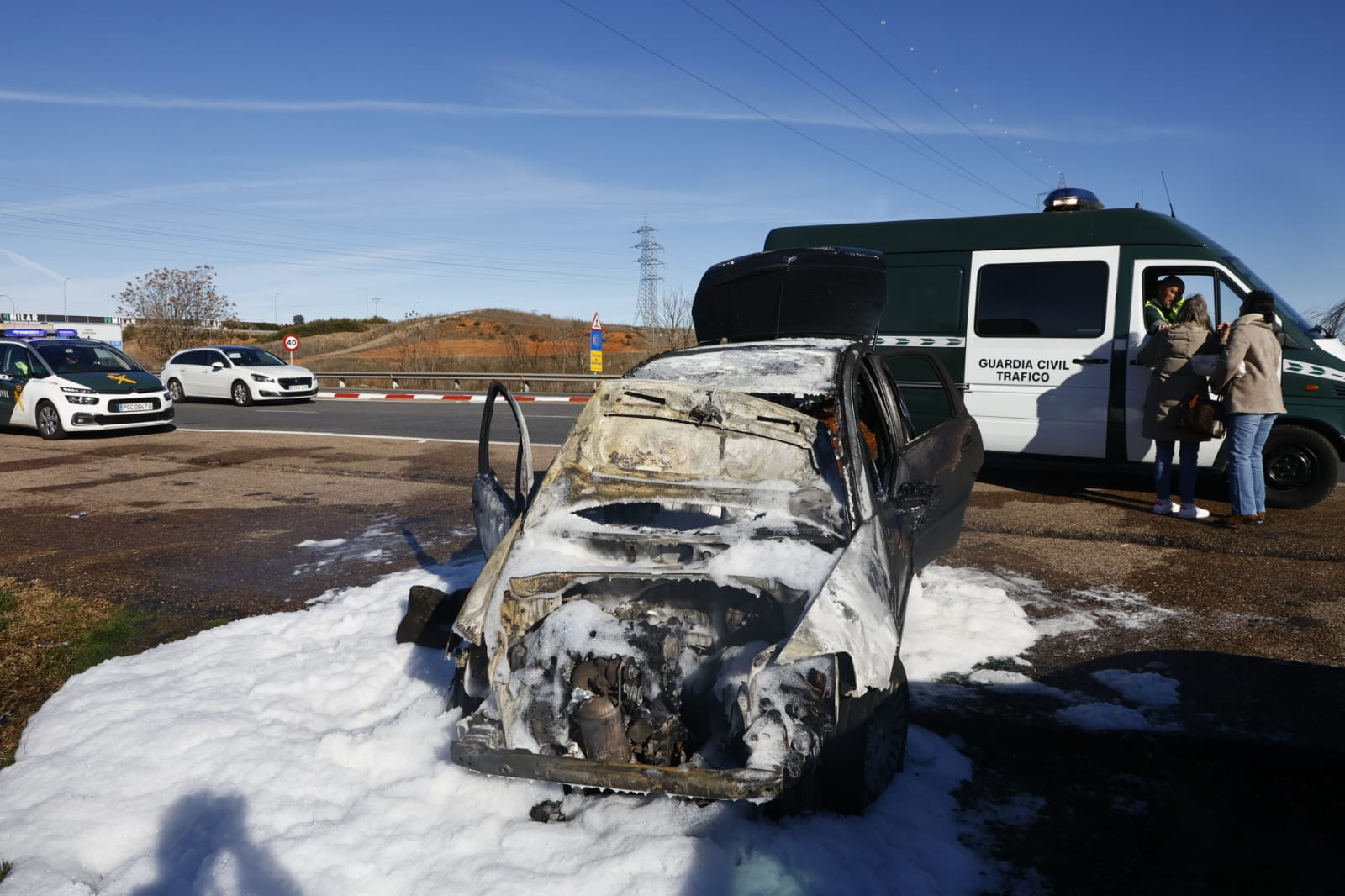 Así ha quedado el coche incendiado en la rotonda del Helmántico