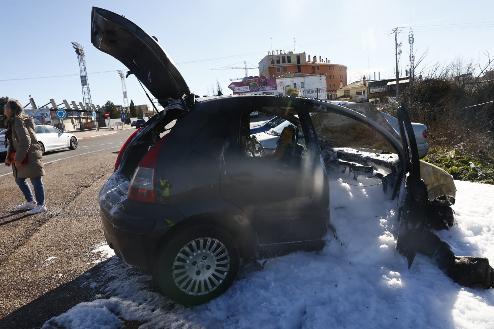 Así ha quedado el coche incendiado en la rotonda del Helmántico