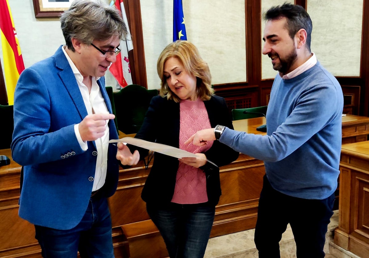 El alcalde, Luis Francisco Martín, y los concejales de Cultura y Festejos, Purificación Pozo y Javier Hernández, esta mañana en el Ayuntamiento de Béjar.