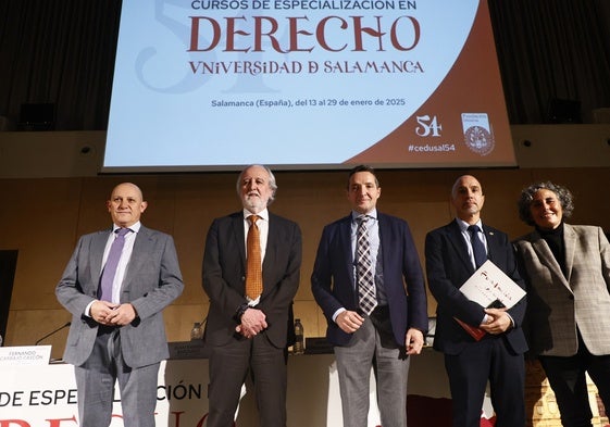 El decano de la Facultad de Derecho, Fernando Carbajo; el magistrado Juan Ramón Berdugo; el rector de la Universidad, Juan Manuel Corchado; el director-gerente de la Fundación General de la Universidad, Óscar González y la catedrática de Derecho Penal, Ana María Pérez.