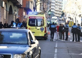 Ambulancia y Policía Local en el lugar del accidente.