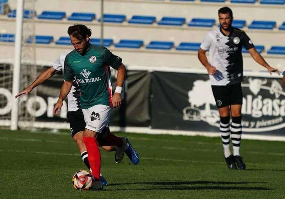 Mancebo conduce el cuero ante la mirada de De la Nava.