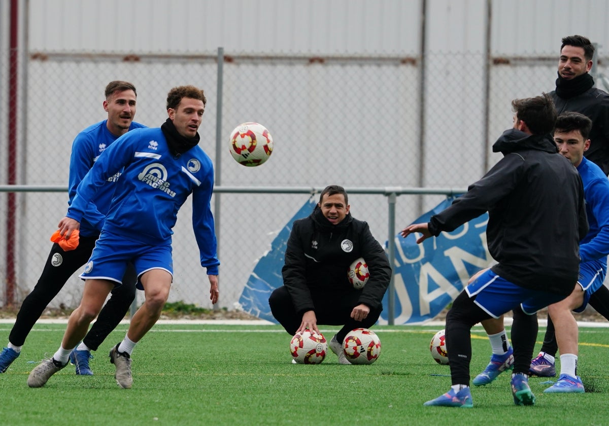 Dani Llácer sigue atentamente el desarrollo de un ejercicio durante una sesión de entrenamiento en el campo anexo al Reina Sofía.