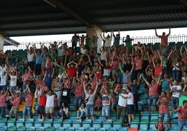 Aficionados del CD Guijuelo celebran un gol en el Helmántico.