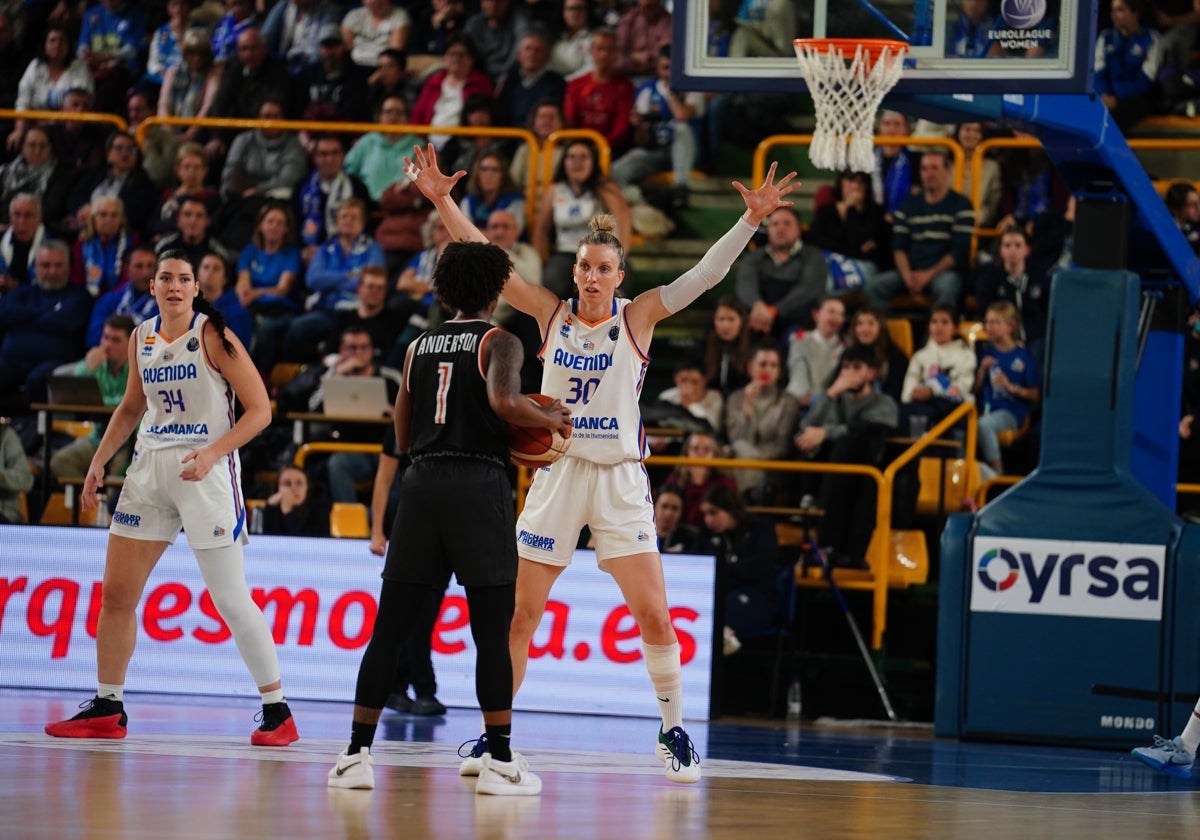 Laura Gil, frente a Yvonne Anderson en el partido disputado en Würzburg.