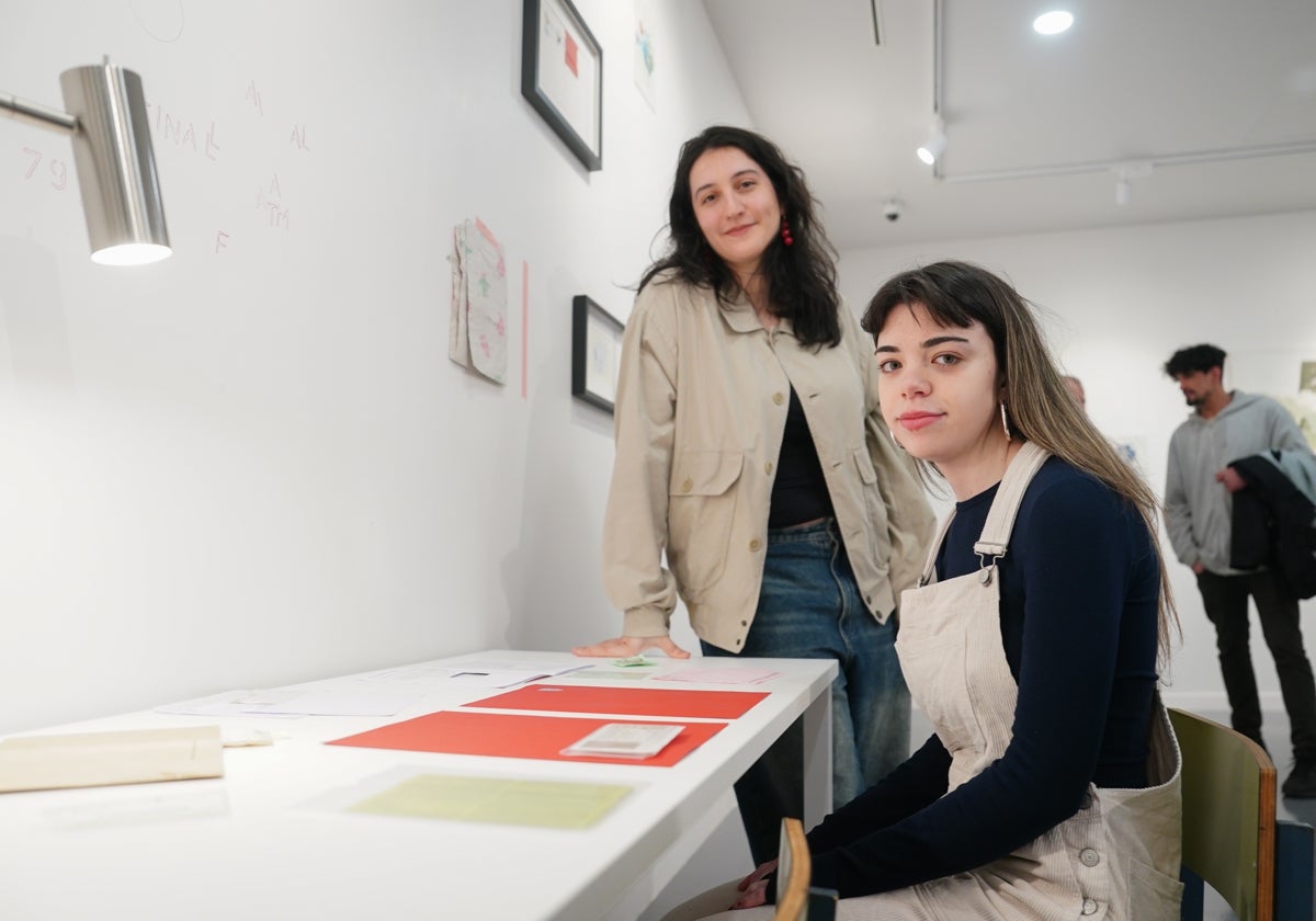 Clara Herrero y Ruth Jiménez en la presentación de 'El desván' en la Facultad de Bellas Artes.