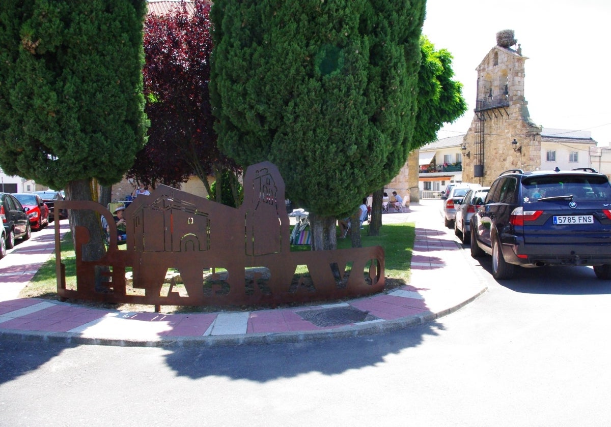 La entrada a la localidad de Pelabravo