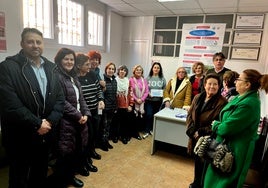 Imagen de las autoridades políticas y las integrantes de la asociación, esta tarde en el local cedido por el Ayuntamiento para la asociación Afibrosal.