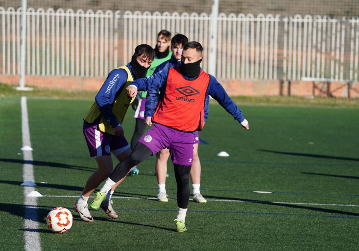 Juancho, muy abrigado, tratando de controlar un balón durante la sesión de trabajo de este miércoles.