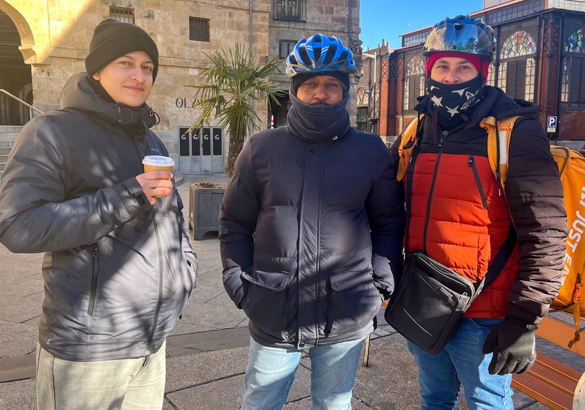 Luis, Ángel y Steven en su horario de trabajo.