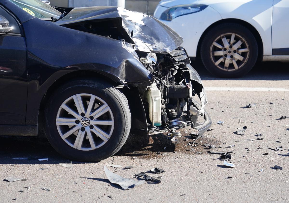 Imagen principal - Herido en una colisión entre una furgoneta de reparto y un coche en el Polígono Industrial El Montalvo II