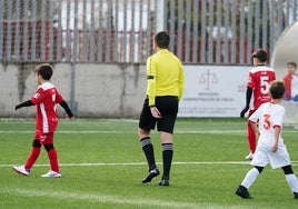 Un arbitro menor de edad, dirigiendo un choque de fútbol base en Salamanca.