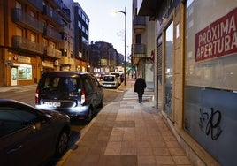 Cartel de próxima apertura en un local de Salamanca.