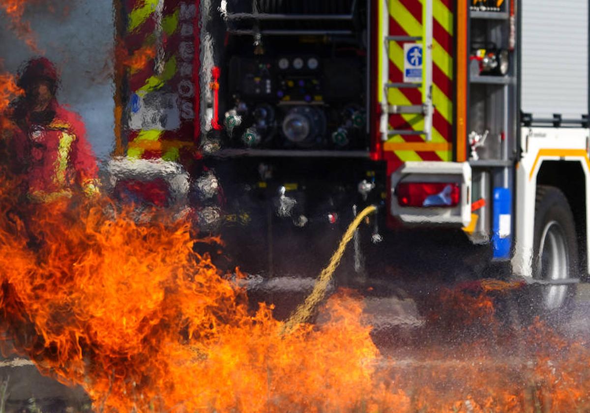 Efectivos de los Bomberos de la Diputación, en una intervención.