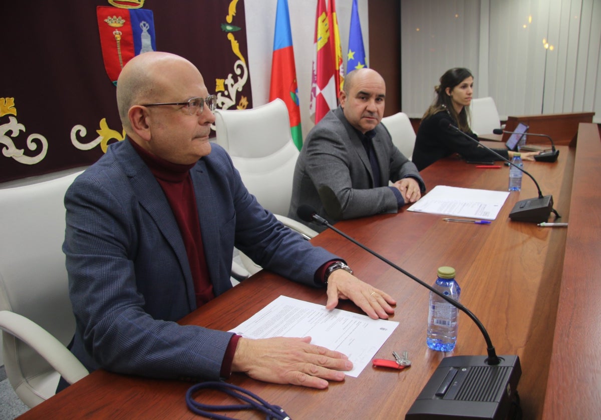 Fernando Martínez, Ventura Recio y Myriam Tobal en la sesión plenaria de Villares de la Reina.