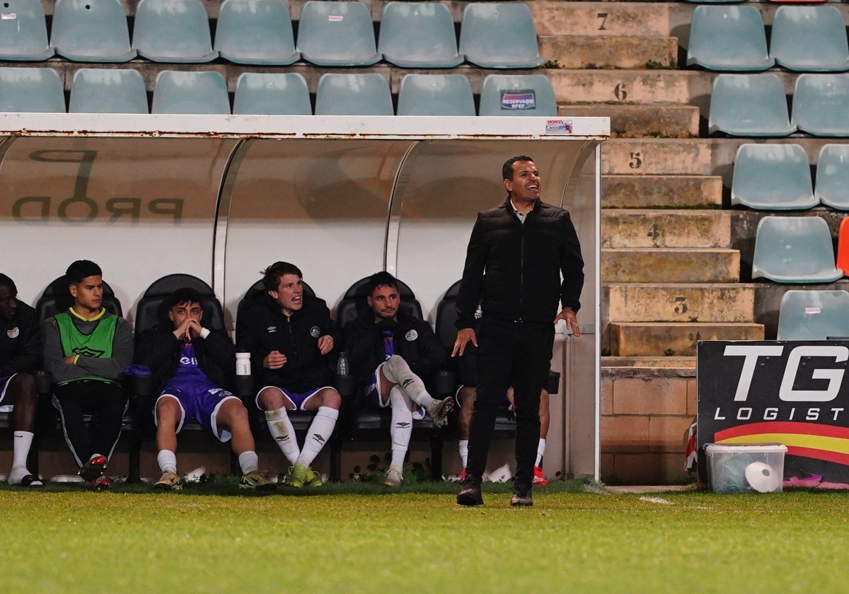 Dueñas dando indicaciones a los jugadores del Salamanca UDS este pasado domingo en el Helmántico.