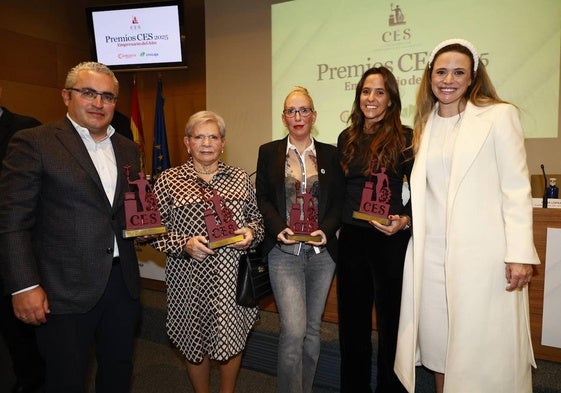 Luis Sánchez, Paulina Andrés, Mar Olmedo, Estefanía Hernández y María Hernández, con los II Premios CES