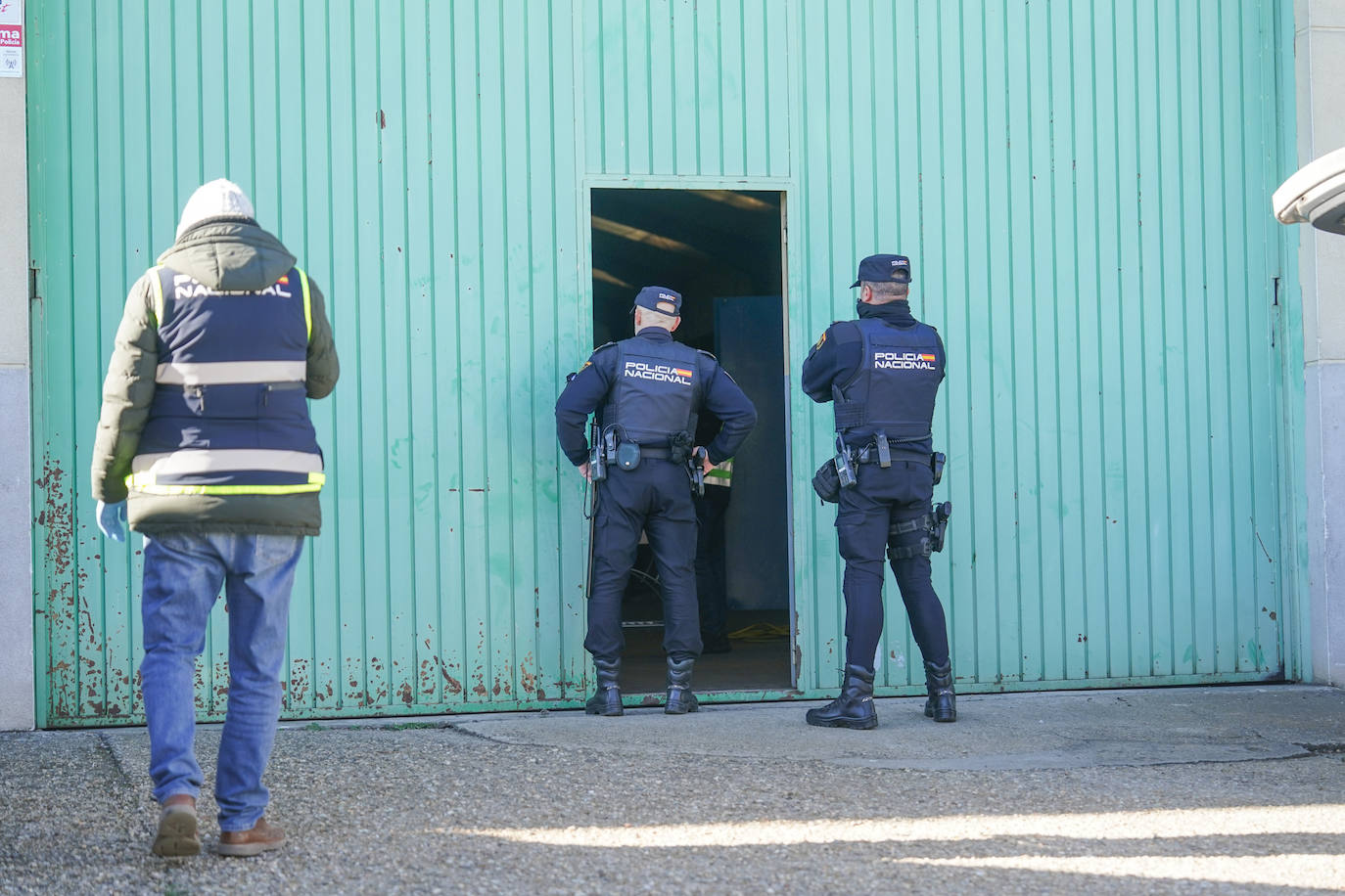 Todas las imágenes de la espectacular macrorredada de la Policía Nacional y la Guardia Civil en El Montalvo