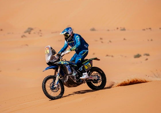 Lorenzo Santolino, a través de las dunas en la penúltima etapa.