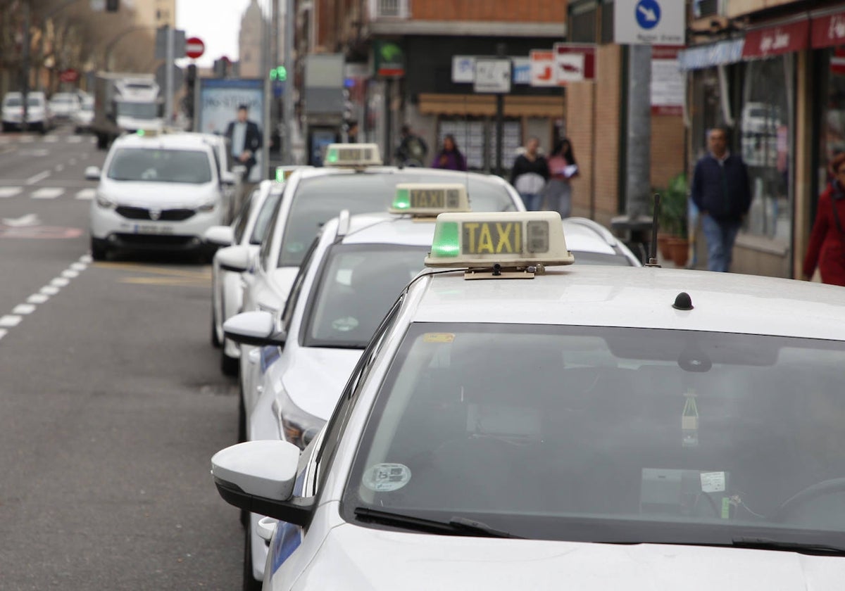 Varios taxis aparcados frente a la estación de autobuses.