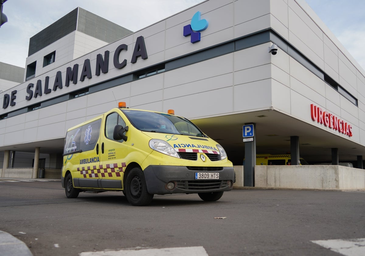 Una ambulancia del Sacyl en el Hospital de Salamanca.