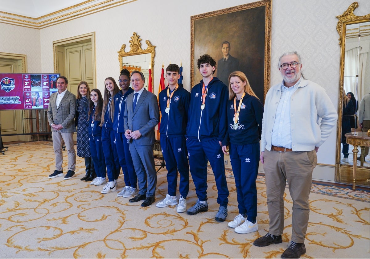 La delegación del Avenida-Tormes, con Carlos García Carbayo y Almudena Parres.