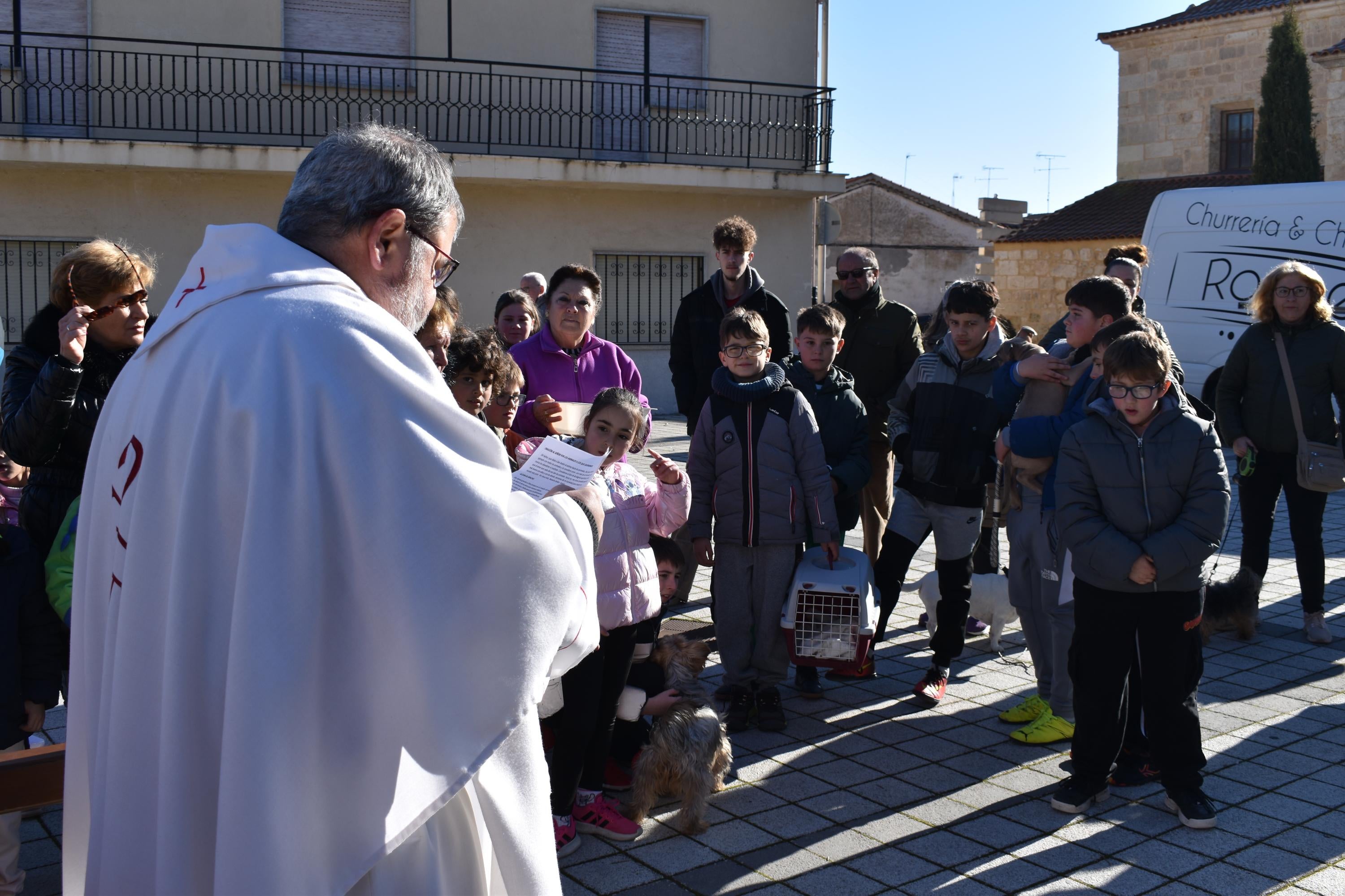 Gallos, tortugas, agapornis y una cobaya reciben la bendición de San Antón en Calzada de Valdunciel