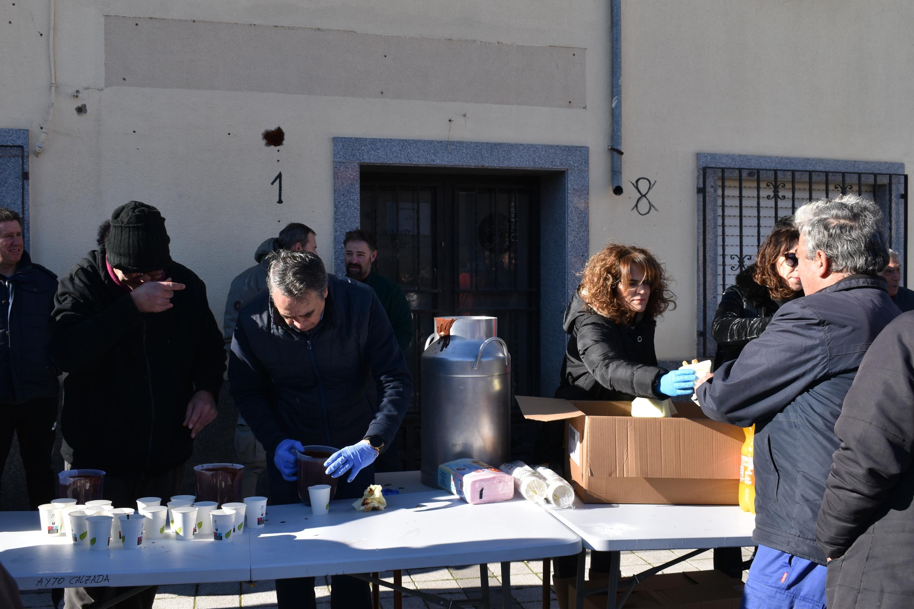 Gallos, tortugas, agapornis y una cobaya reciben la bendición de San Antón en Calzada de Valdunciel