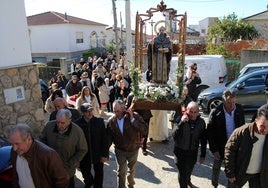 Momento de la procesión del santo por las calles de Valdelamatanza