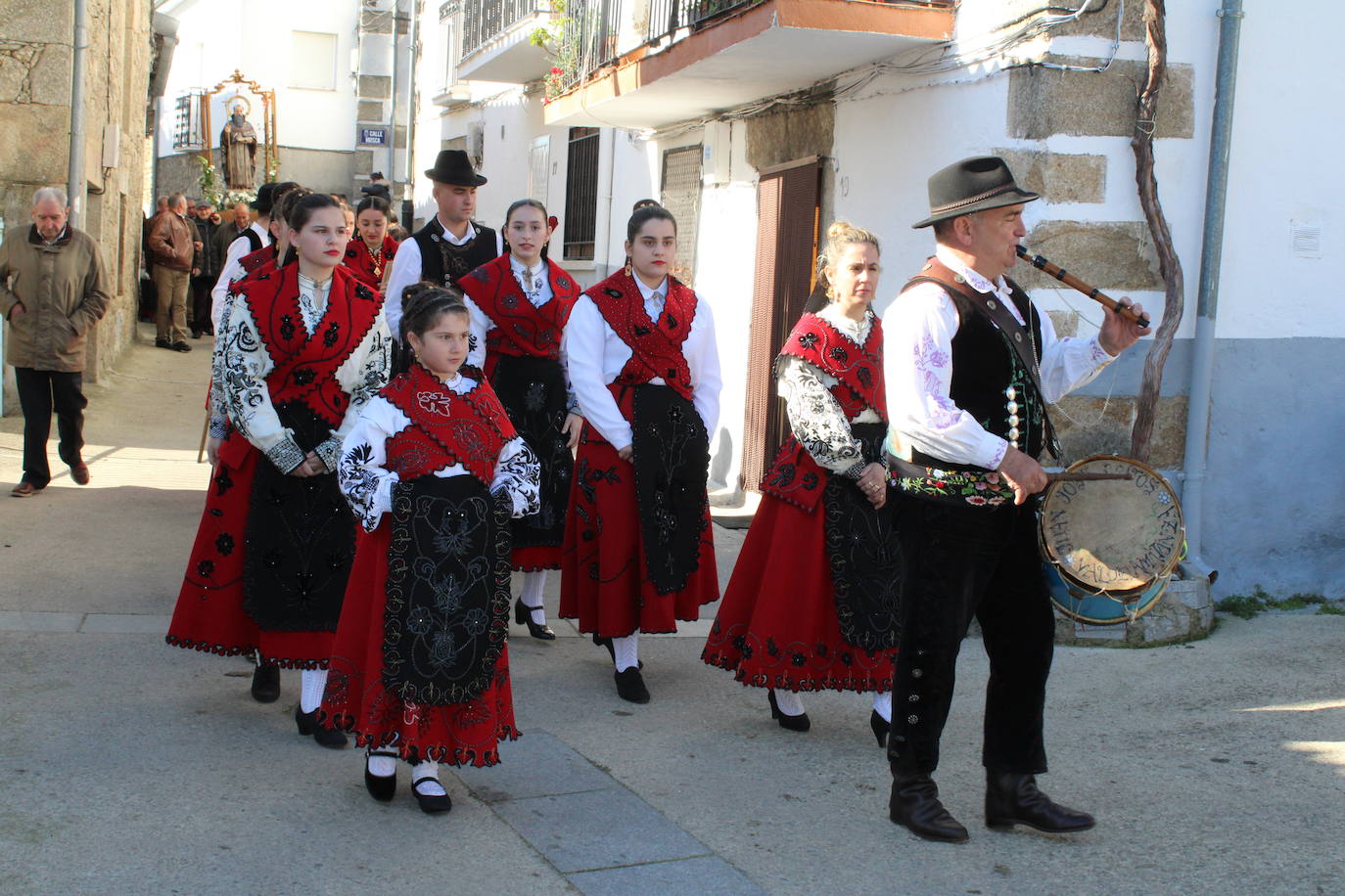 El sol vuelve para lucir por San Antón en el día grande de Valdelamatanza