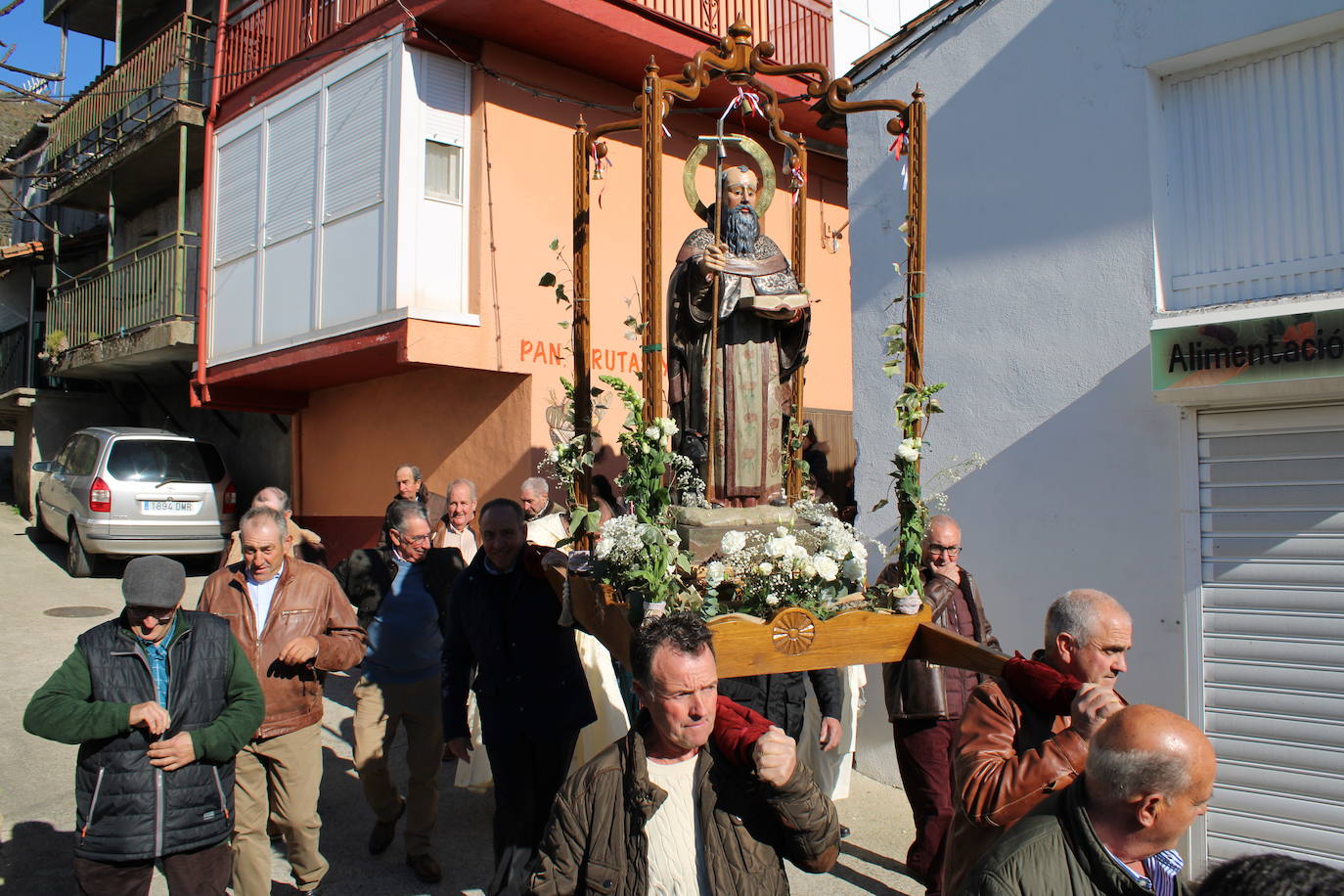 El sol vuelve para lucir por San Antón en el día grande de Valdelamatanza