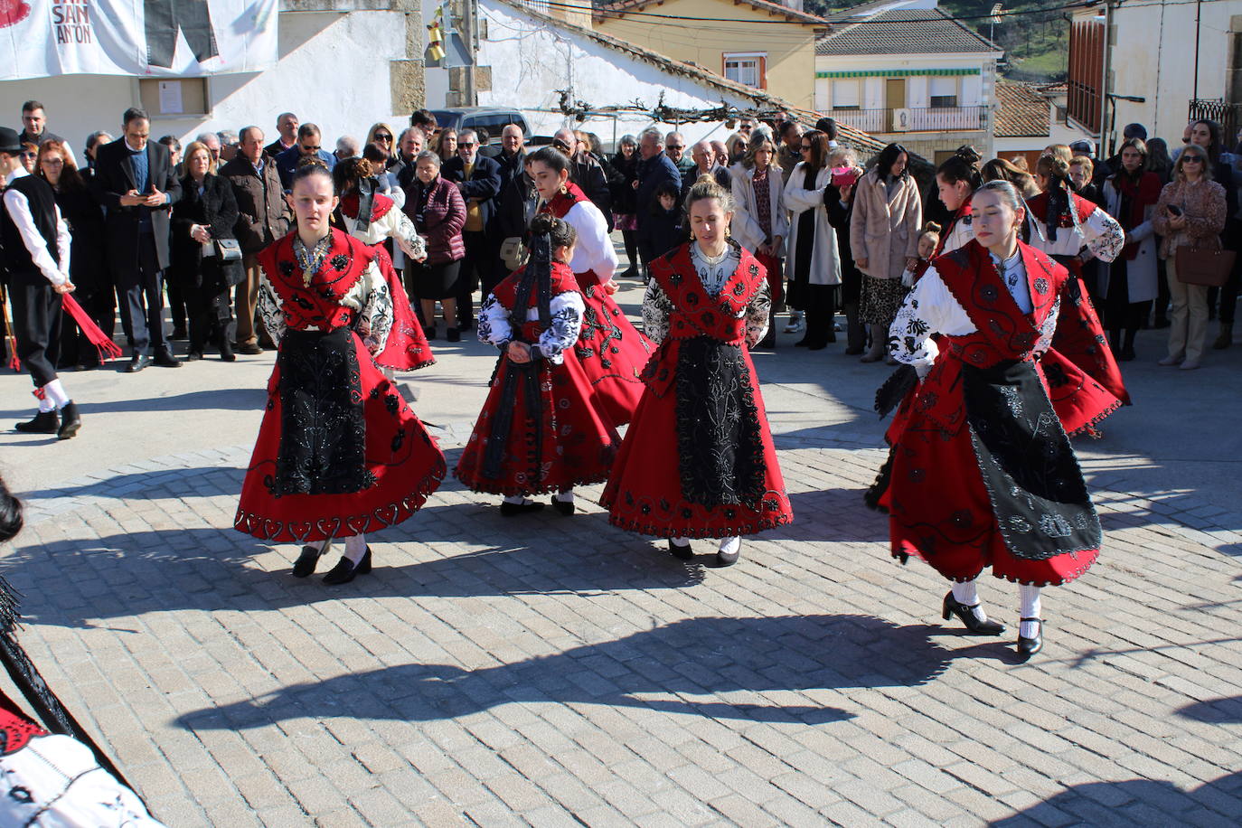 El sol vuelve para lucir por San Antón en el día grande de Valdelamatanza