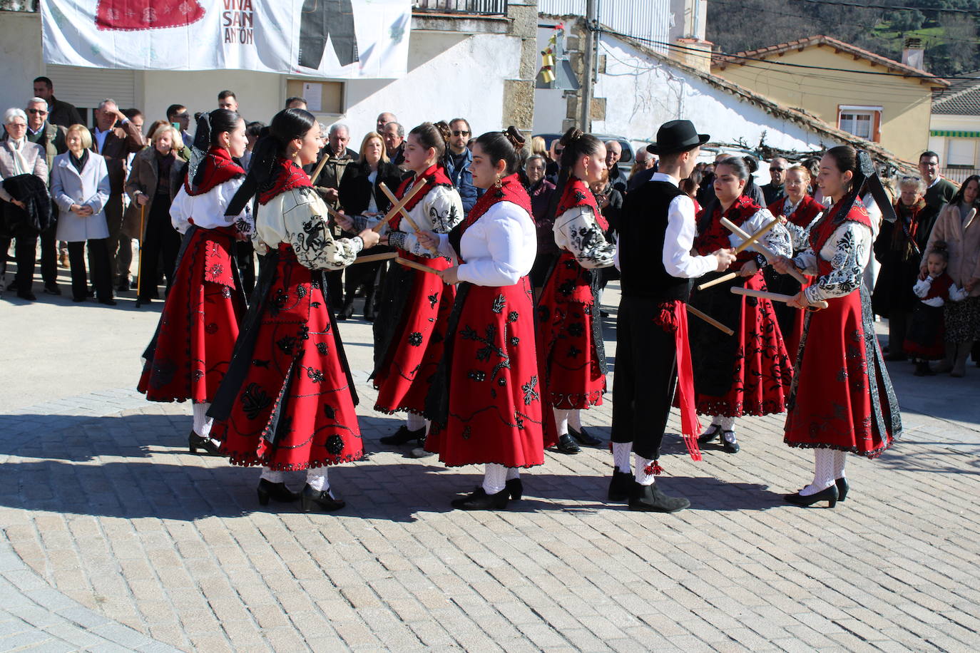 El sol vuelve para lucir por San Antón en el día grande de Valdelamatanza