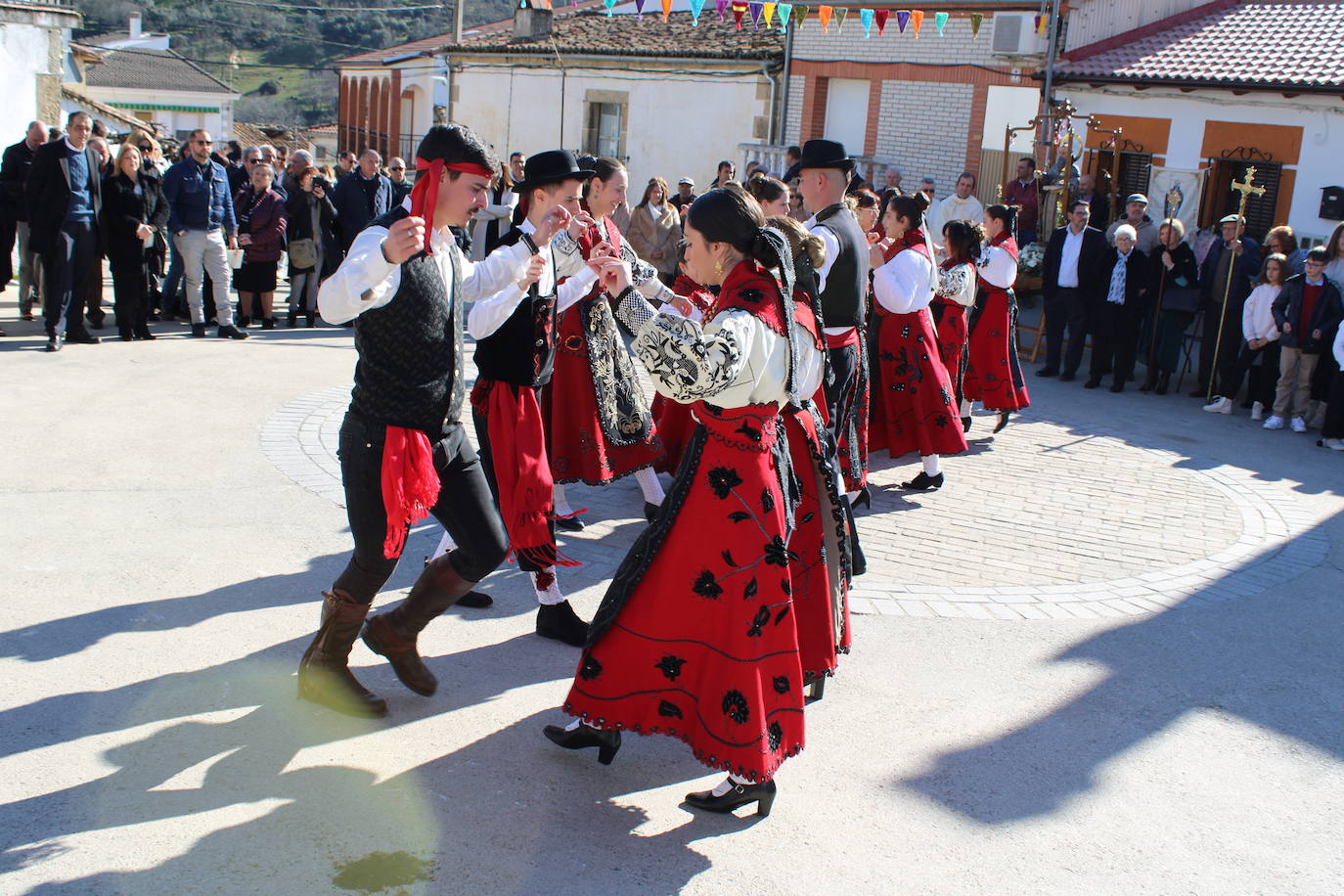 El sol vuelve para lucir por San Antón en el día grande de Valdelamatanza