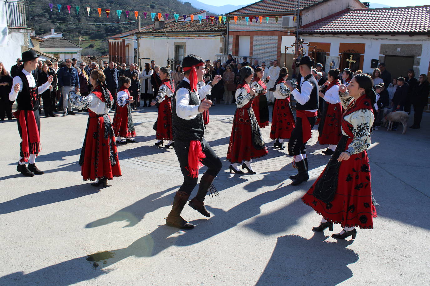 El sol vuelve para lucir por San Antón en el día grande de Valdelamatanza