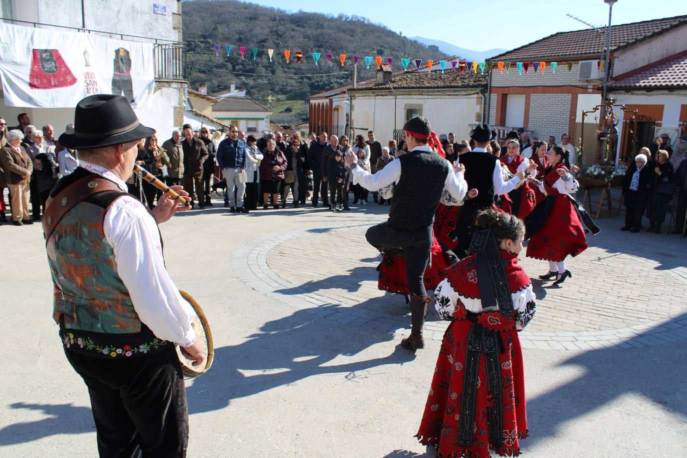 El sol vuelve para lucir por San Antón en el día grande de Valdelamatanza