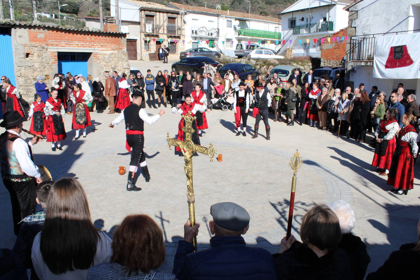 El sol vuelve para lucir por San Antón en el día grande de Valdelamatanza