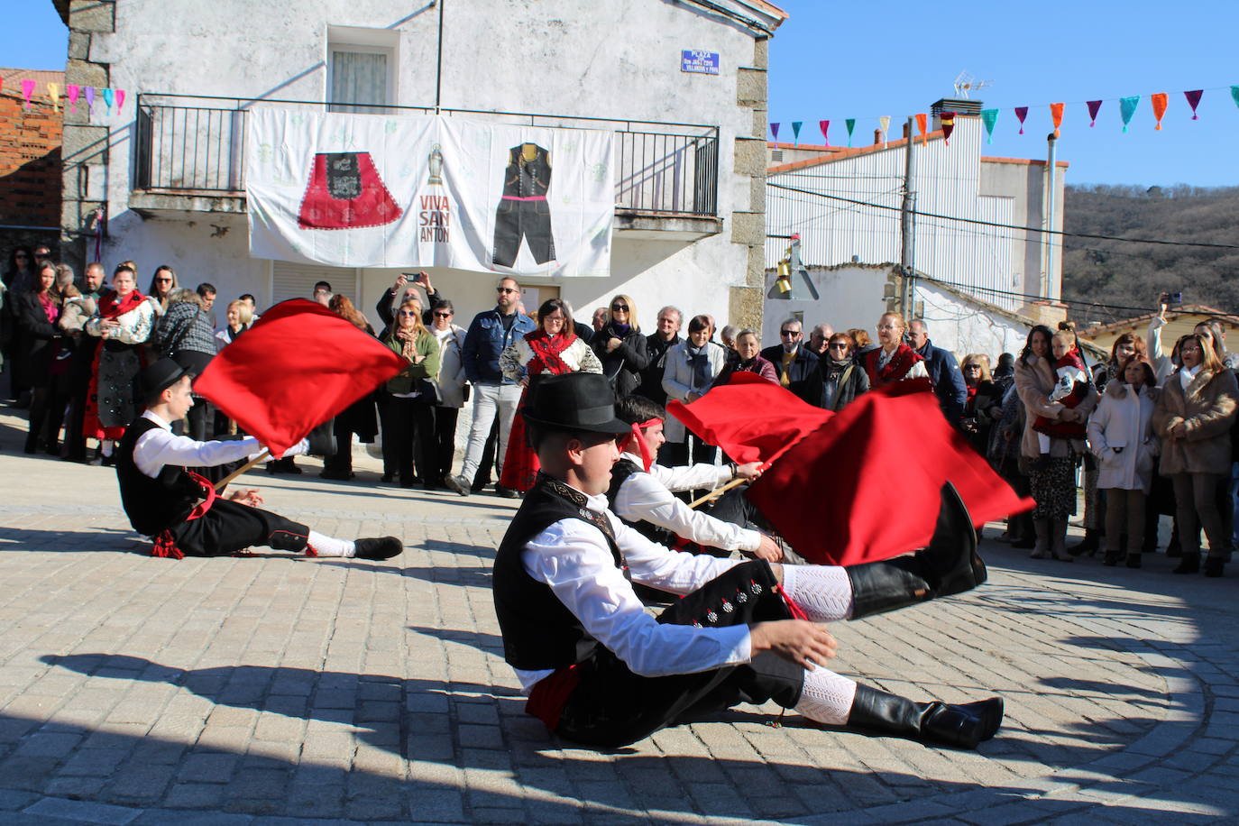 El sol vuelve para lucir por San Antón en el día grande de Valdelamatanza