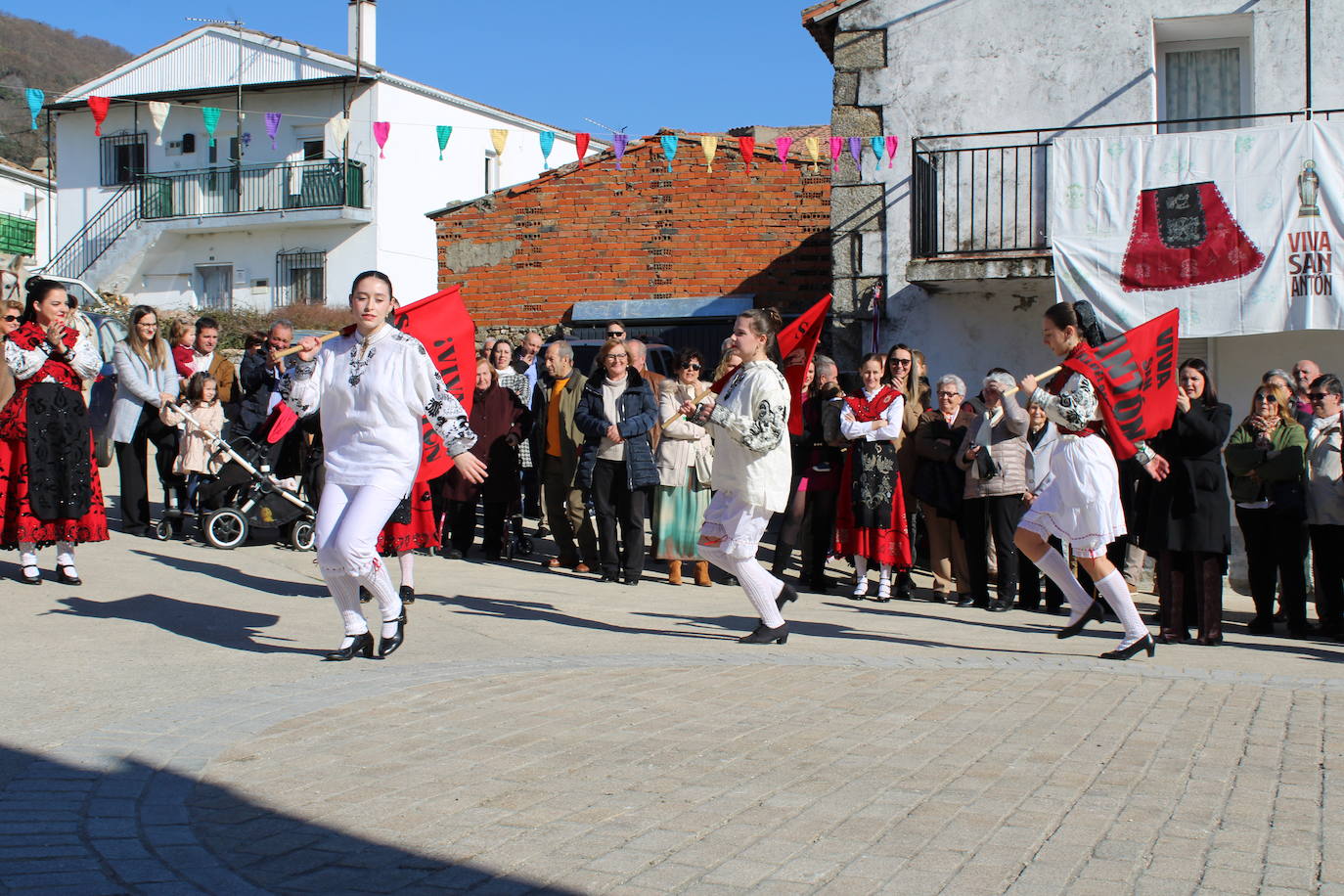 El sol vuelve para lucir por San Antón en el día grande de Valdelamatanza