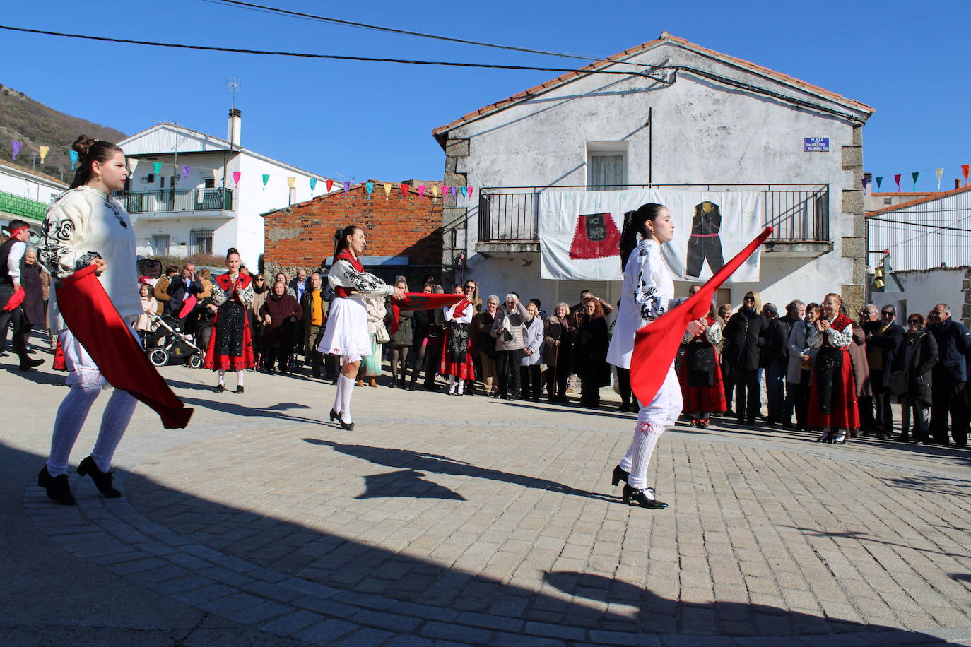 El sol vuelve para lucir por San Antón en el día grande de Valdelamatanza